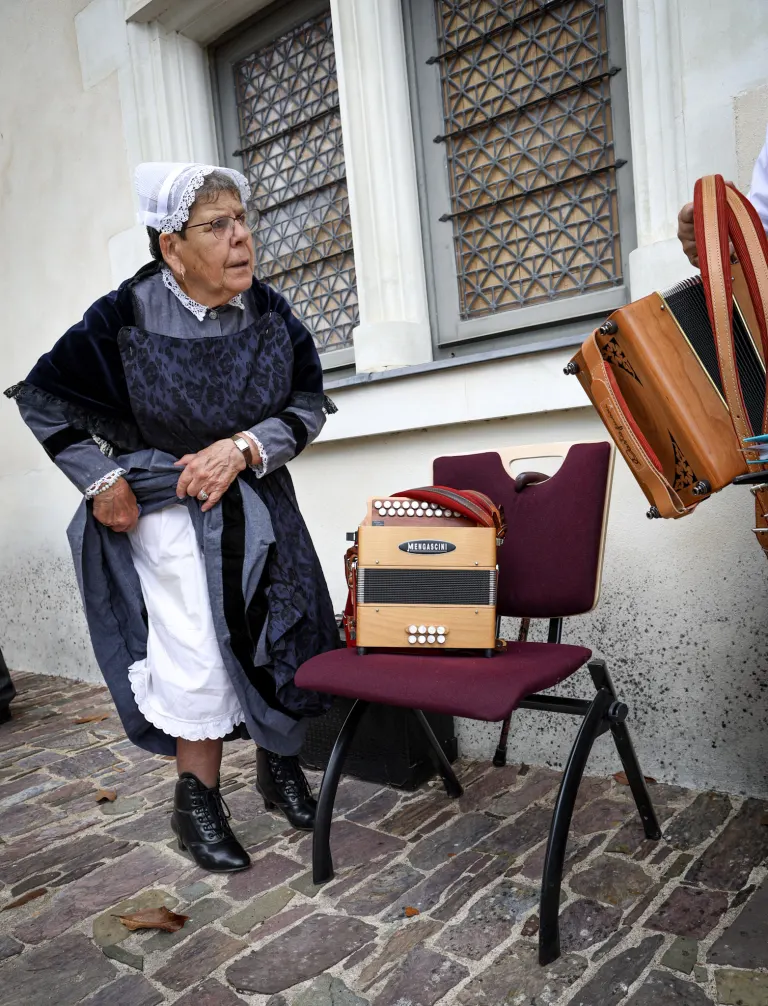 Danseuse de la Javelle en costume traditionnel du Pays d'Ancenis avec un accordéon diatonique