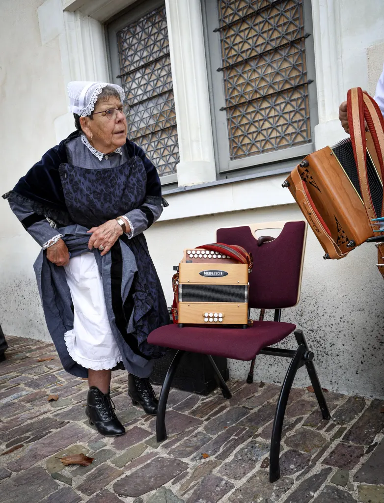Danseuse de la Javelle en costume traditionnel du Pays d'Ancenis avec un accordéon diatonique