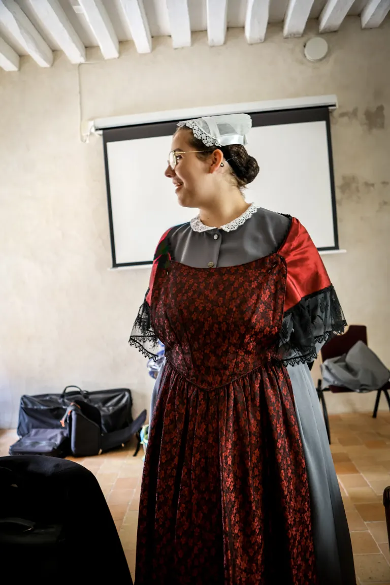 Costumes, coiffes et scène, cercle celtique La Javelle du Pays d'Ancenis