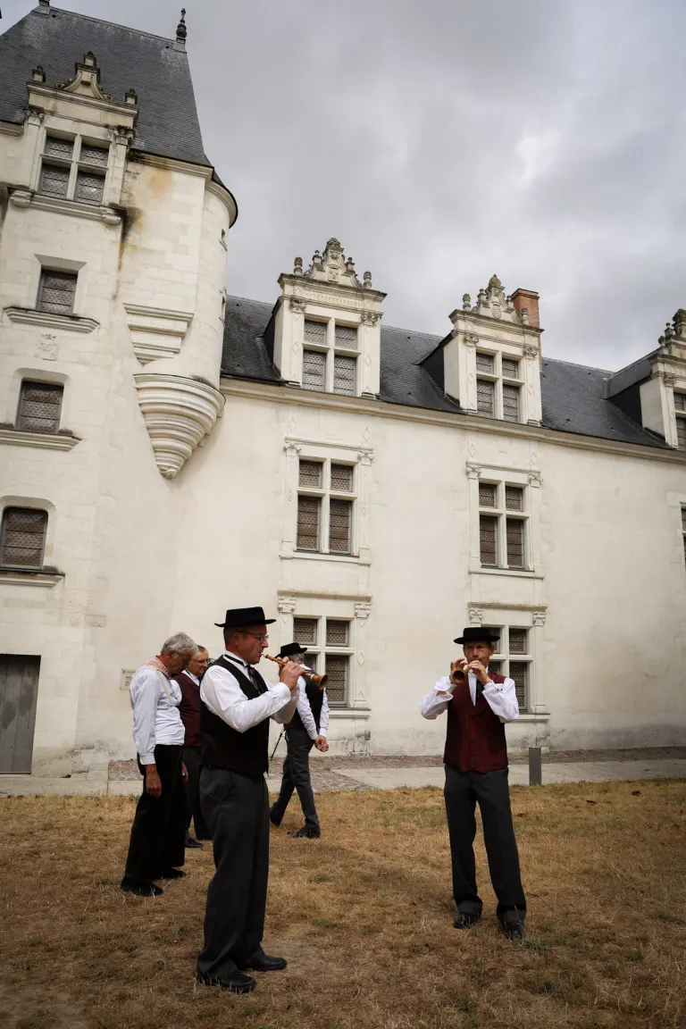 Costumes, coiffes et scène, cercle celtique La Javelle du Pays d'Ancenis