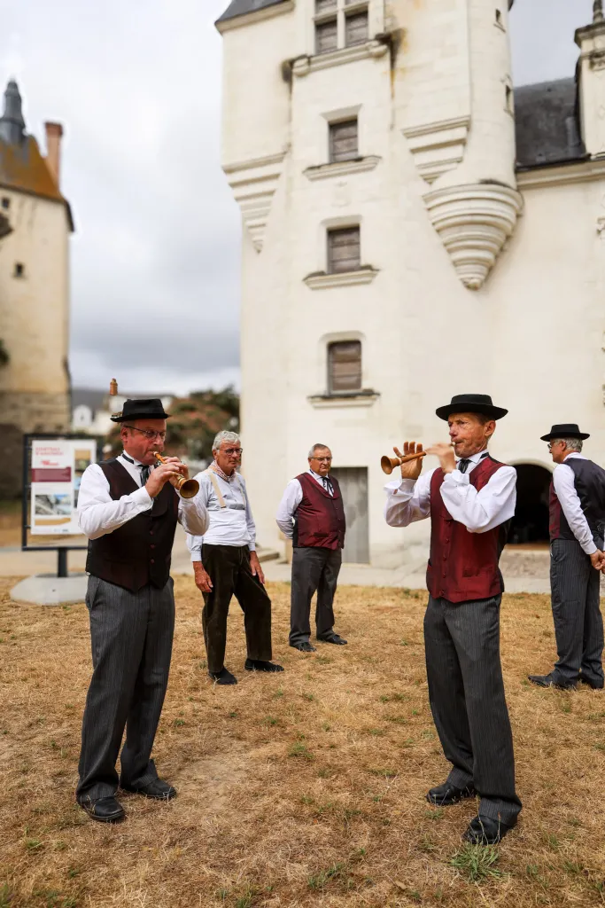 Musiciens de la Javelle en costume devant le château d'Ancenis