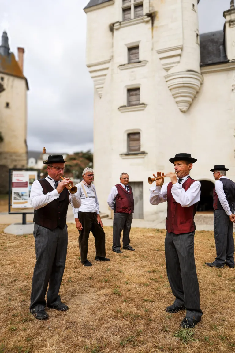 Musiciens de la Javelle en costume devant le château d'Ancenis
