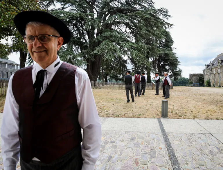 Costumes, coiffes et scène, cercle celtique La Javelle du Pays d'Ancenis