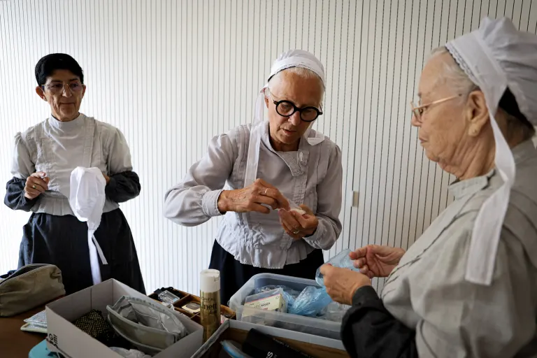 Membres de l'atelier costumes et coiffes de la Javelle au travail