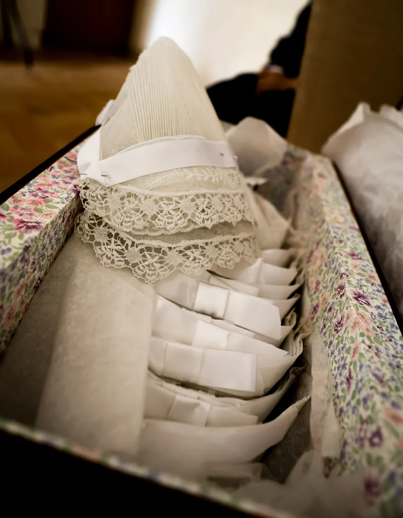 Coiffes bretonnes en dentelle rangées dans une boîte