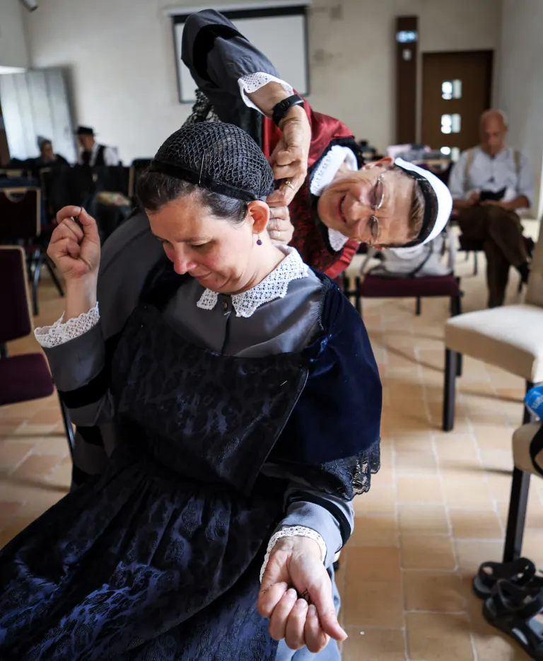 Costumes, coiffes et scène, cercle celtique La Javelle du Pays d'Ancenis