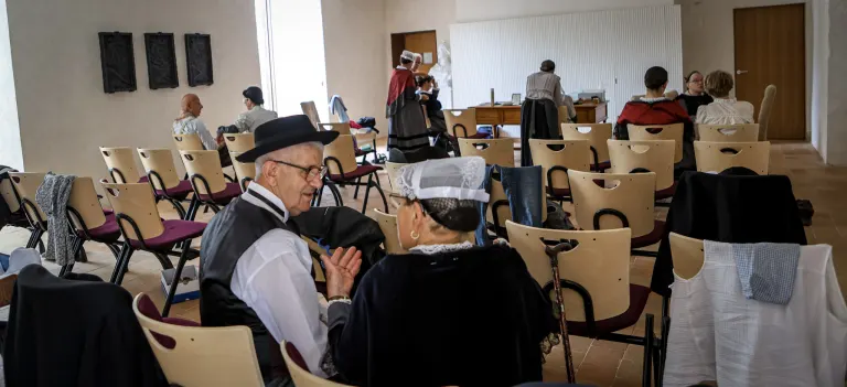 Costumes, coiffes et scène, cercle celtique La Javelle du Pays d'Ancenis