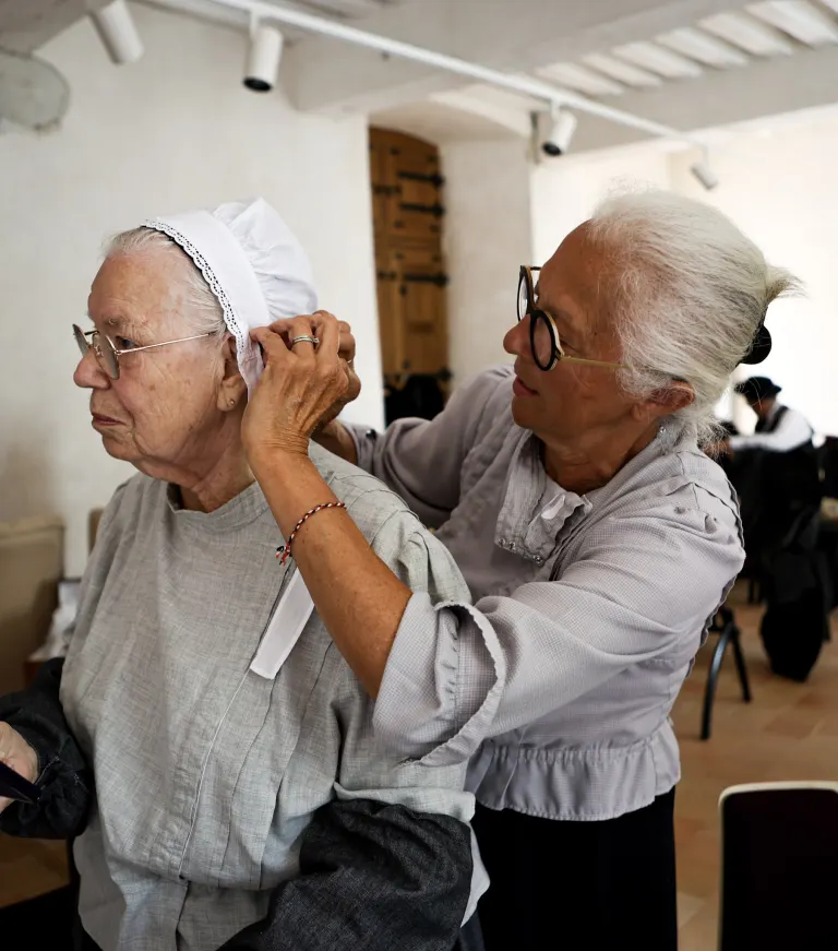 Costumes, coiffes et scène, cercle celtique La Javelle du Pays d'Ancenis