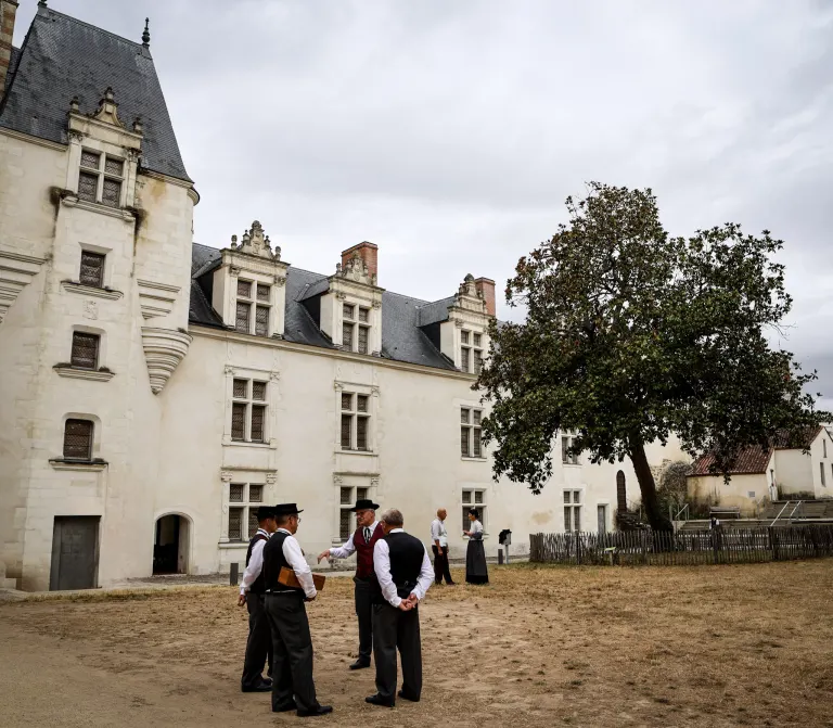 Costumes, coiffes et scène, cercle celtique La Javelle du Pays d'Ancenis