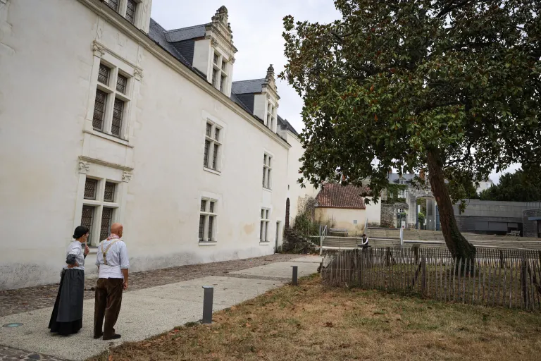 Costumes, coiffes et scène, cercle celtique La Javelle du Pays d'Ancenis