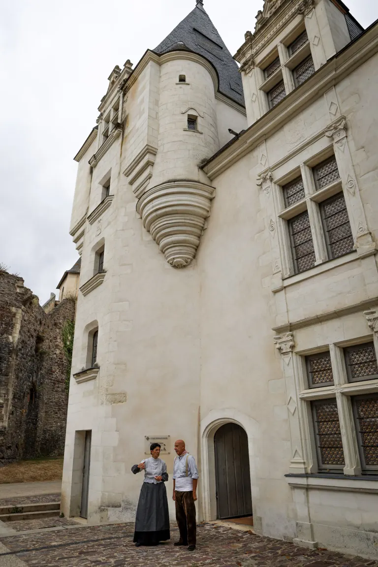 Couple de danseurs en costume traditionnel devant le château d'Ancenis