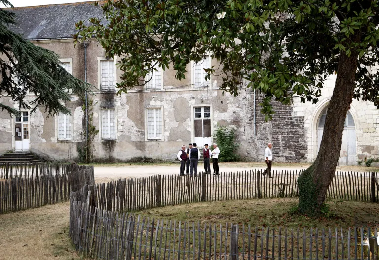 Costumes, coiffes et scène, cercle celtique La Javelle du Pays d'Ancenis