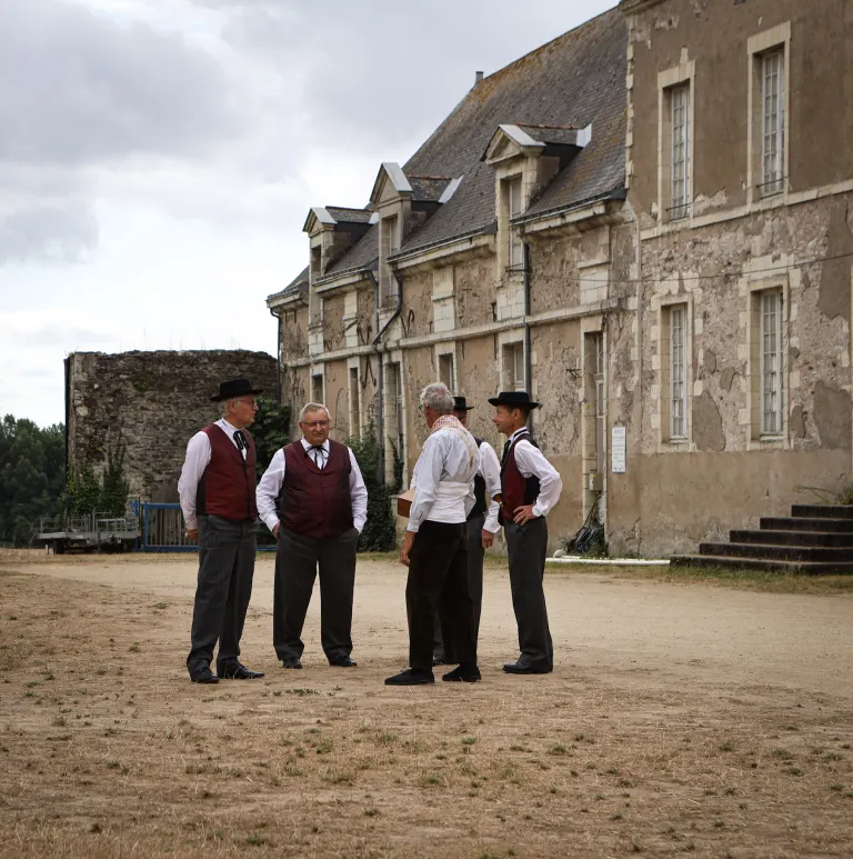 Costumes, coiffes et scène, cercle celtique La Javelle du Pays d'Ancenis