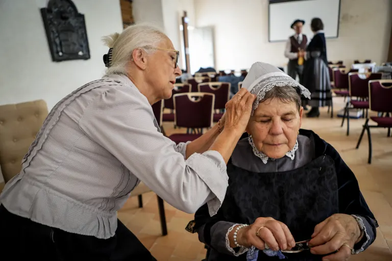 Costumes, coiffes et scène, cercle celtique La Javelle du Pays d'Ancenis