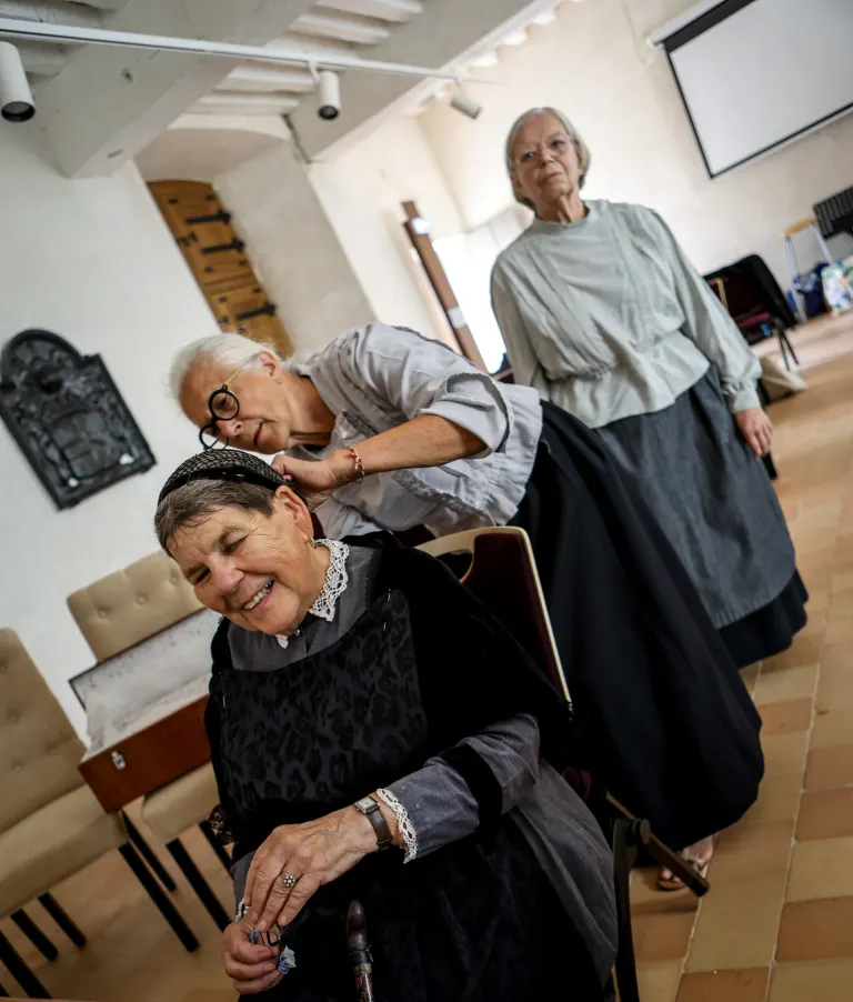 Costumes, coiffes et scène, cercle celtique La Javelle du Pays d'Ancenis