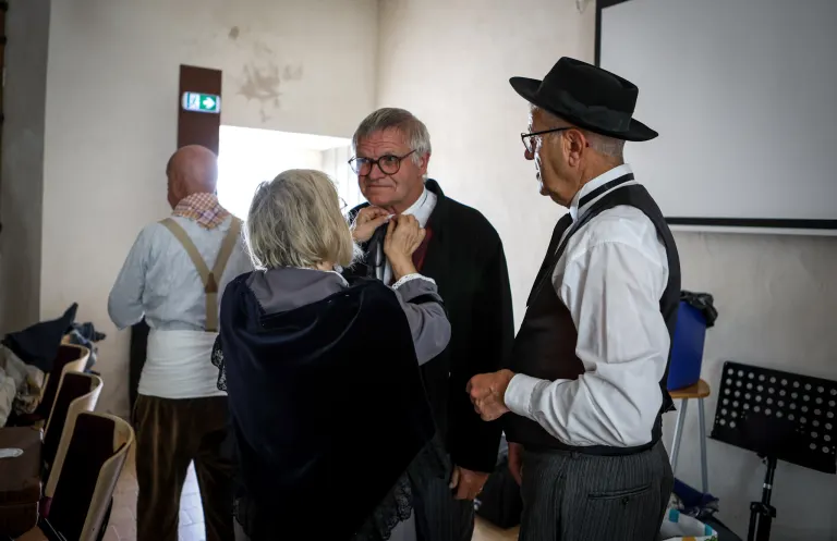 Costumes, coiffes et scène, cercle celtique La Javelle du Pays d'Ancenis