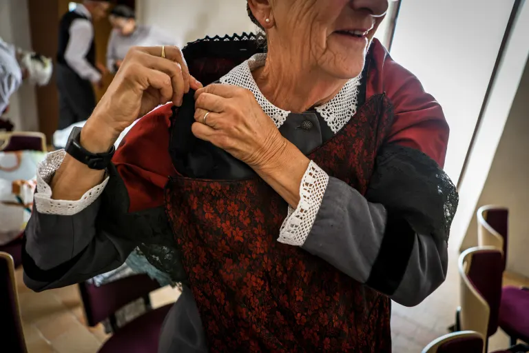Costumes, coiffes et scène, cercle celtique La Javelle du Pays d'Ancenis