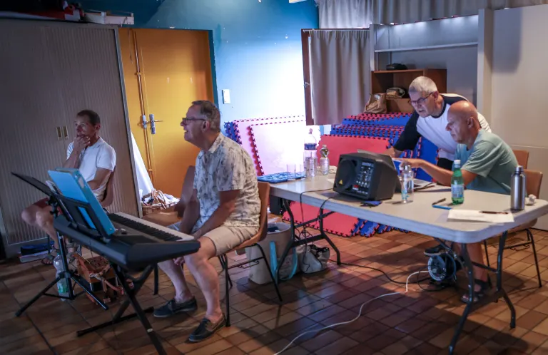 Musiciens de la Javelle en répétition avec clavier et accordéon